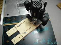 hier mein selbstgebauter Fräszirkel. Die abgebildete Aldi-Oberfräse hat gute Dienste geleistet, mit ihr habe ich alle Chassis-Fräsungen durchgeführt. Einzig die Säulenführung ist Schrott. Da ich von den Möglichkeiten einer Oberfräse so begeistert war, habe ich mir noch während des Projektes eine Bosch-Fräse zugelegt.