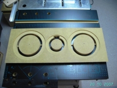 beim Ausfräsen der Chassis-Öffnungen ist es von Vorteil, jeweils 2 Stege einer Öffnung stehen zu lassen, so kann notfalls noch was korrigiert werden. Außerdem ist ansonsten keine exakte Führung der Oberfräse gewährleistet. beim Ausfräsen der Chassis-Öffnungen ist es von Vorteil, jeweils 2 Stege einer Öffnung stehen zu lassen, so kann notfalls noch was korrigiert werden. Außerdem ist ansonsten keine exakte Führung der Oberfräse gewährleistet.