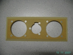 Frontplatte mit Einschlagmutter M4 zum Anschrauben der Chassis. Wichtig! Die Chassis müssen gekennzeichnet werden, damit sie später wieder in derselben Frontplatte verbaut werden können, ansonsten stimmen die Bohrungen nicht mehr.