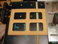 Versteifungsbrett, Öffnungen mit der Stichsäge ausgesägt und mit der Oberfräse Radius eingebracht