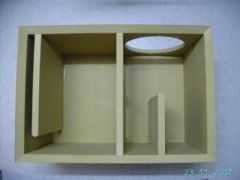 Subwoofergehäuse verleimt. Die Imag-Gehäuse habe ich mit Flachdübel verleimt und mit Schraubzwingen fixiert. Bei den Subwoofern habe ich nur Klebeband verwendet ohne Flachdübel. Prinzipiell funktionieren beide Varianten. Da meine Flachdübelfräse aber in der 45°-Stellung nicht parallel zur Außenkante fräsen kann, war für mich die Klebeband-Variante die bessere Wahl.