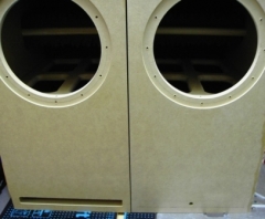 Die Bassreflexkanal-Öffnung habe ich erst an dem fertigen Gehäuse ausgefräst. Erst ein Loch gebohrt und dann mit dem Bündigfräser einmal rund herum gefräst. Vorteil: egal, wie das Brett für den Kanal verleimt wurde, man hat immer einen sauberen Übergang zwischen Gehäuse und Kanal. Die Bassreflexkanal-Öffnung habe ich erst an dem fertigen Gehäuse ausgefräst. Erst ein Loch gebohrt und dann mit dem Bündigfräser einmal rund herum gefräst. Vorteil: egal, wie das Brett für den Kanal verleimt wurde, man hat immer einen sauberen Übergang zwischen Gehäuse und Kanal.