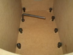 Befestigung Fuss von "innen" Tiefmitteltöner unten mit Imbusschrauben,siehe Gegenstück dazu,zeigt die Gewindeaufnahmen....heist bei uns in der Firma Rambamuffen Befestigung Fuss von "innen" Tiefmitteltöner unten mit Imbusschrauben,siehe Gegenstück dazu,zeigt die Gewindeaufnahmen....heist bei uns in der Firma Rambamuffen