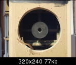 4 Streben von der Rückwand (ca 42cm), darauf eine Holzscheibe (Rest vom Bau der Imag2) und eine dünne Schicht Moosgummi.