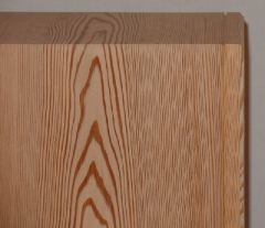Detail: mit Schattenfuge stumpf aufgesetzte Front, Korpusseiten auf Gehrung mit durchlaufendem Furnierbild Lärche
