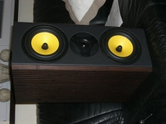 Front mit Kunstleder bezogen
Seiten mit Bambusleisten verkleidet Front mit Kunstleder bezogen
Seiten mit Bambusleisten verkleidet