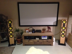 Lautsprecher Synopsis2, BluRayplayer/SACS/CD-Player und DAC Popo 105D mit getunter Stereoplatine von Dr. Gert Volk, Quelle MacMini mit Amarra3.0 über USB. Verstärker Advance Acoustic MAP306 tune by Hörwege. Netztfilter BADA mit Kabeln von Pivane Accoustic. Lautsprecherkabel QED Genesis Silver Spiral und Kupferflachbandkabel von Dynavox.